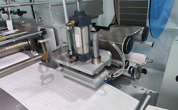 1648803587926464.jpg 口罩機設(shè)備實景展示圖片.jpg