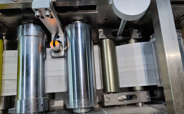 1649752676503601.jpg 全自動一拖一平面口罩機1.jpg